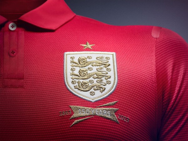 England Away kit 13 14 Crest
